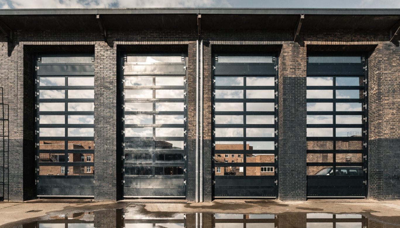 Промышленные ворота для склада и ангара: виды, характеристики, выбор